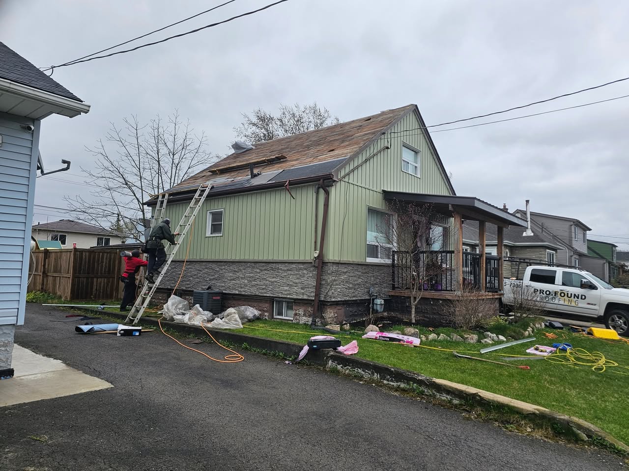 Weekend Shingle Re-Roof — completed roofing work in Niagara Region (photo 2 of 4)