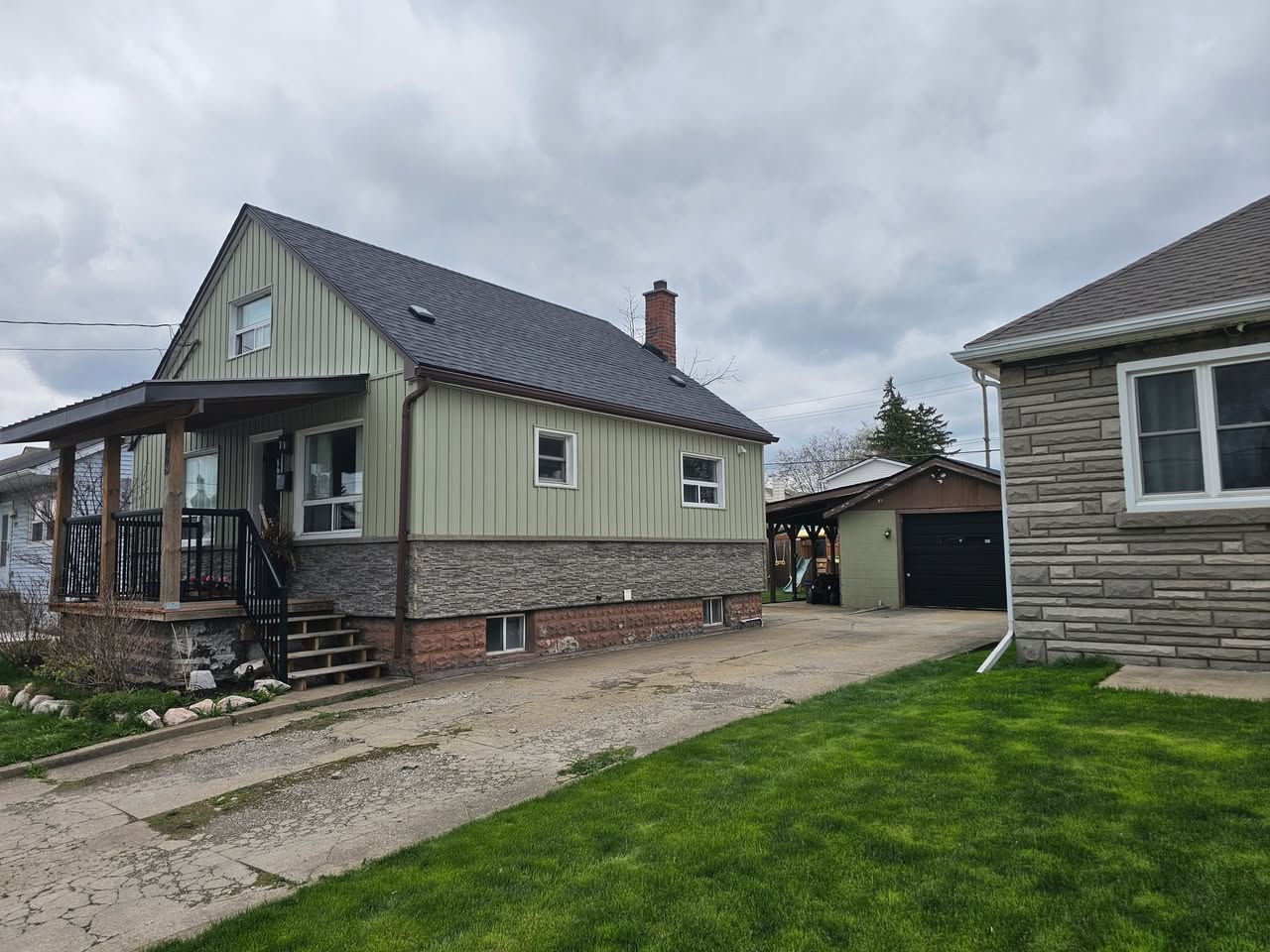Weekend Shingle Re-Roof — completed roofing work in Niagara Region (photo 3 of 4)